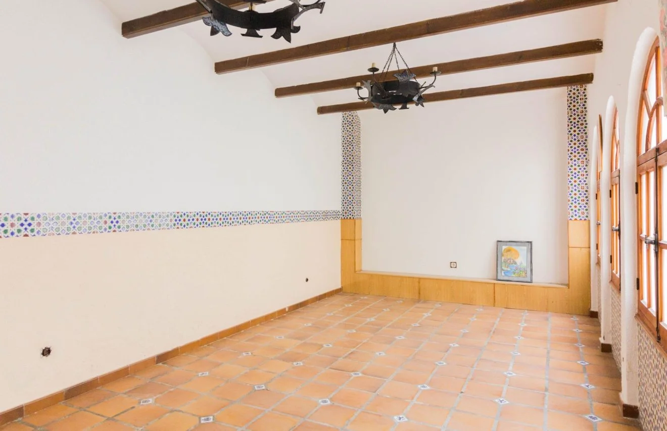 Amplio local comercial frente a plaza