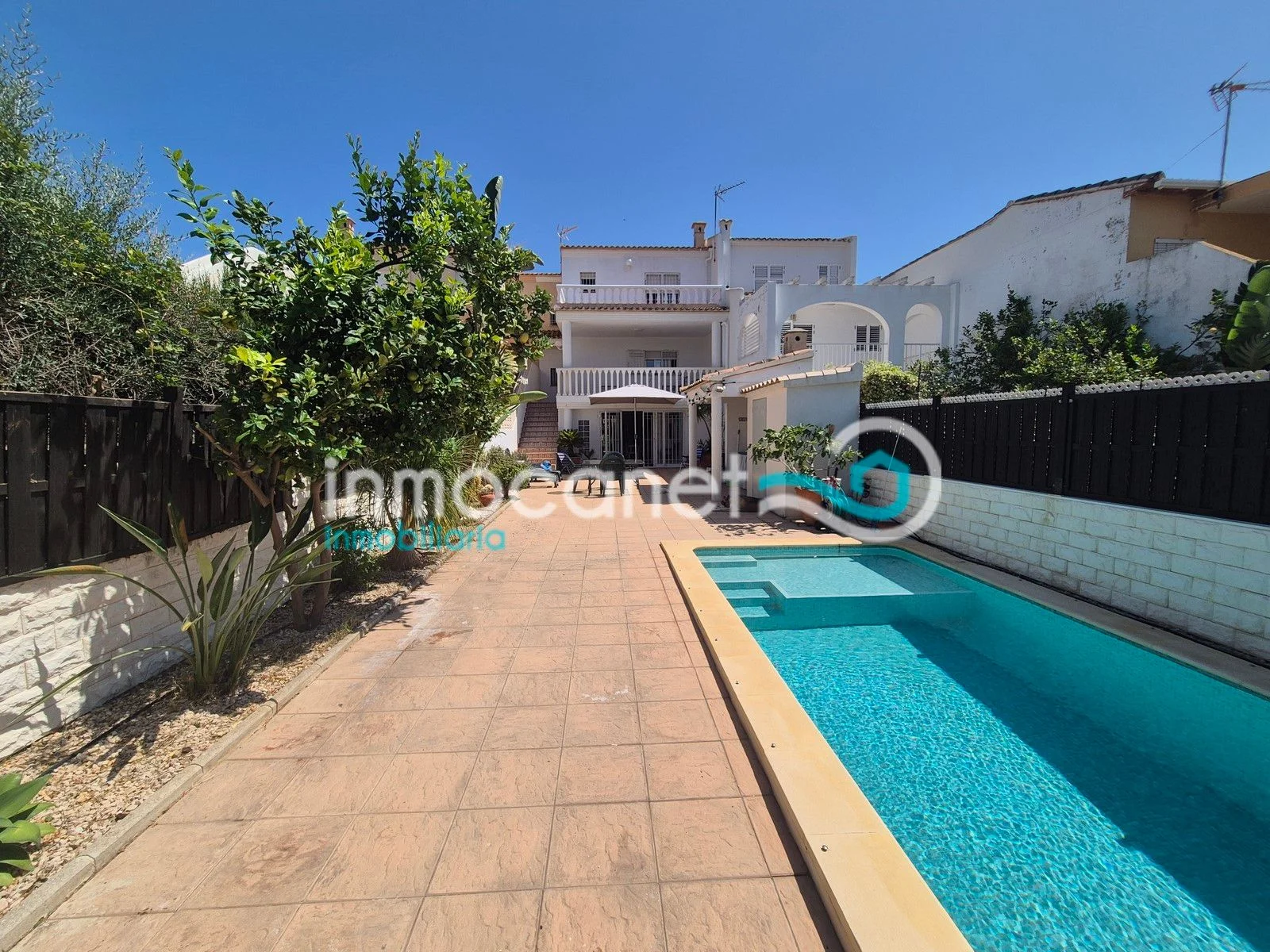 Beachside townhouse with private pool