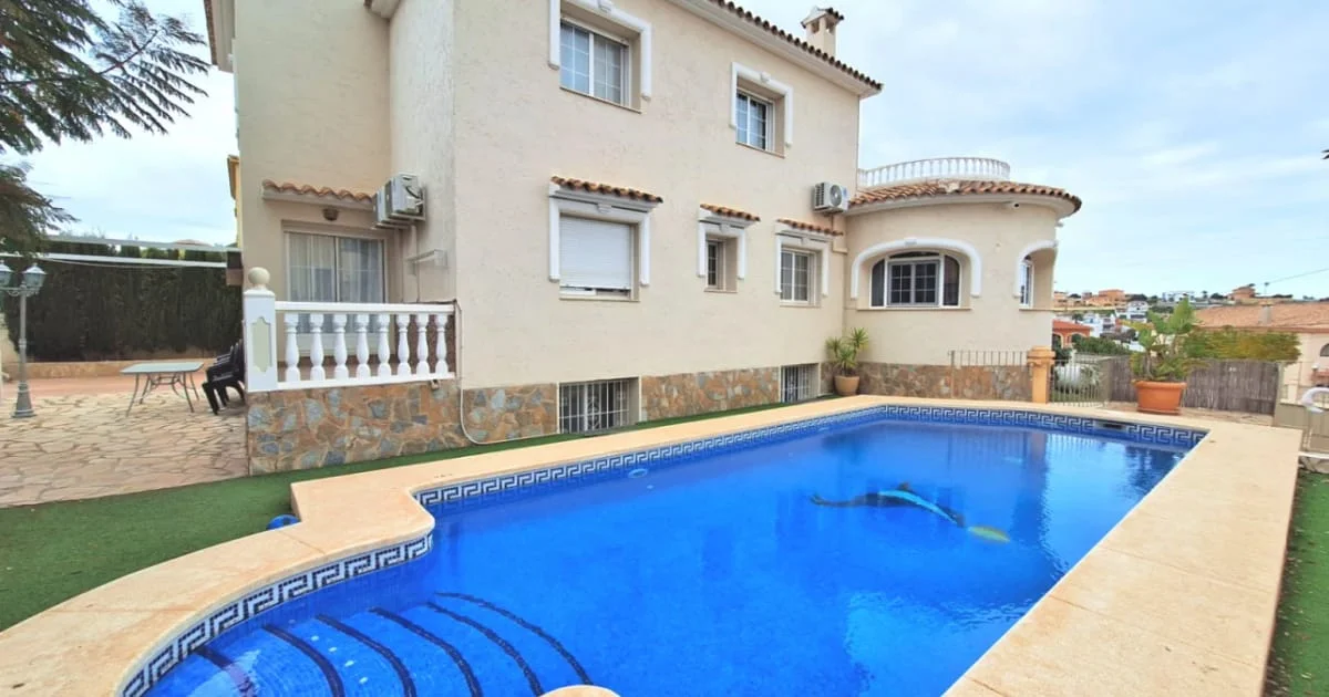 Villa de cinco dormitorios cerca del mar
