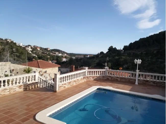 Good-condition house with private pool