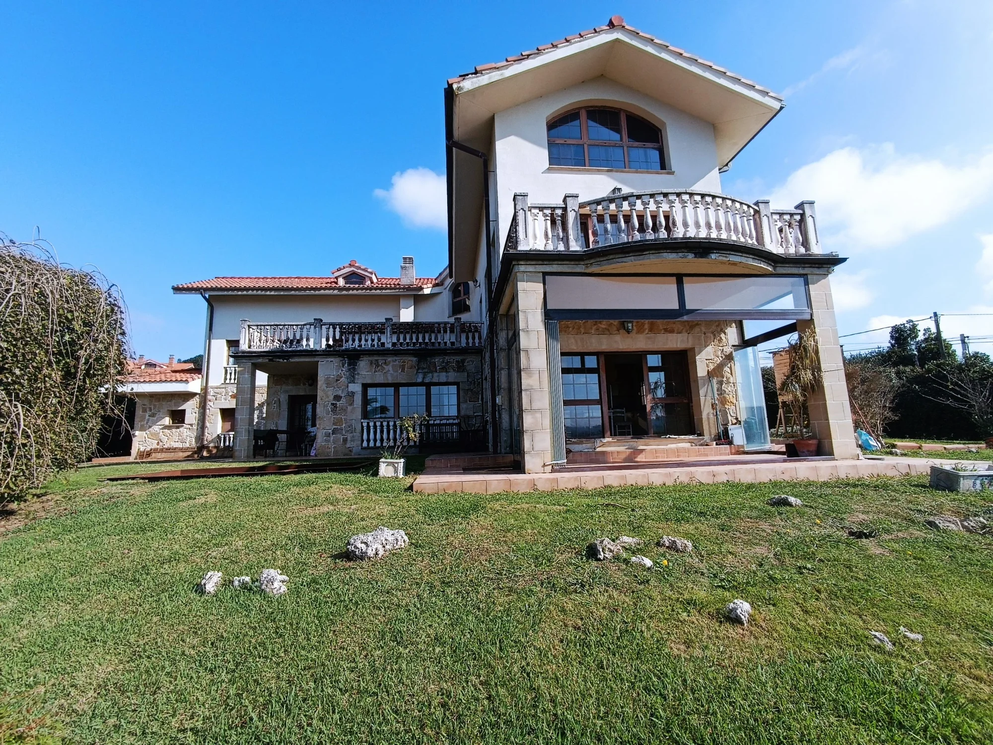 Large Barrika chalet with sea views