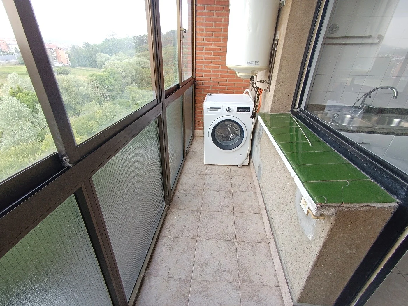 Piso luminoso de tres habitaciones cerca del metro