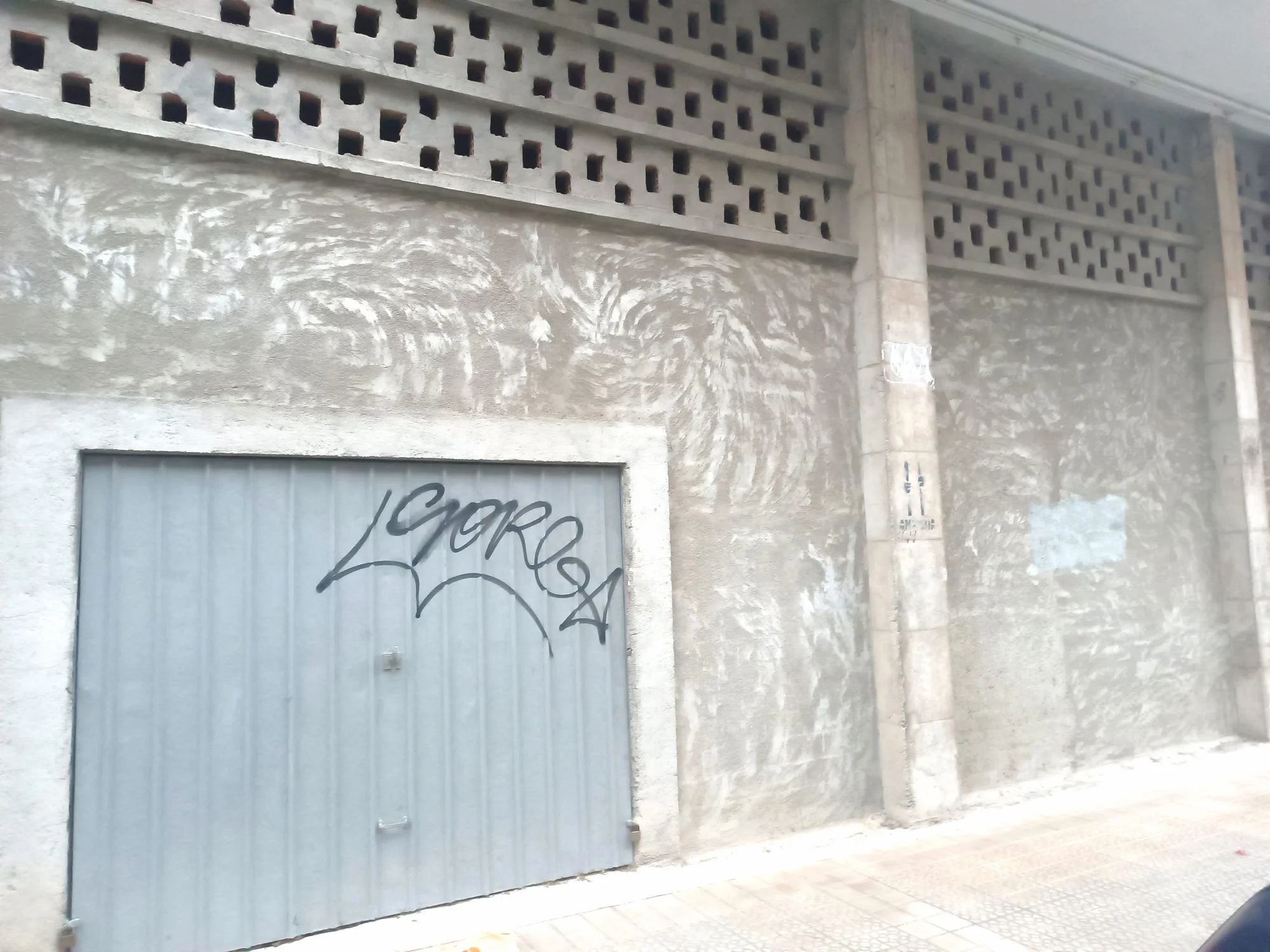 Open-plan commercial unit near metro
