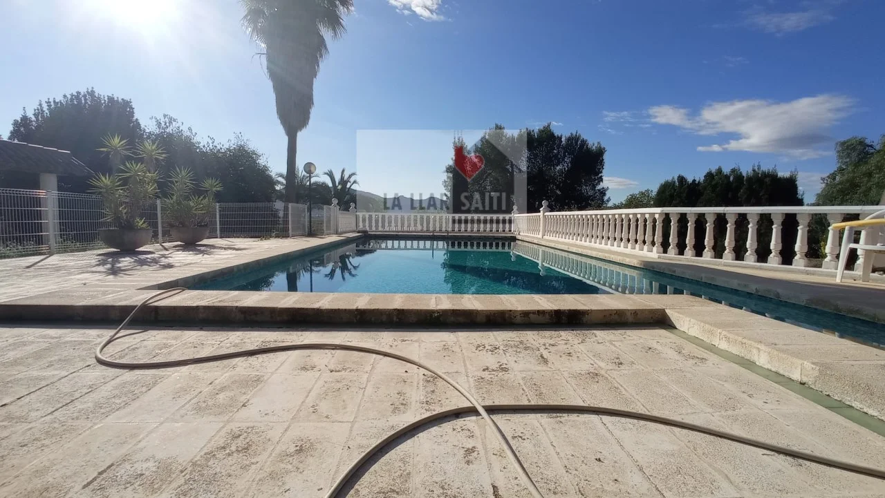 Chalet with pool, 5,010 m² plot
