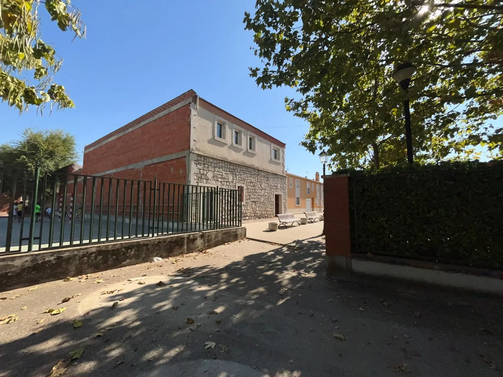 Edificio nuevo mixto con dos viviendas
