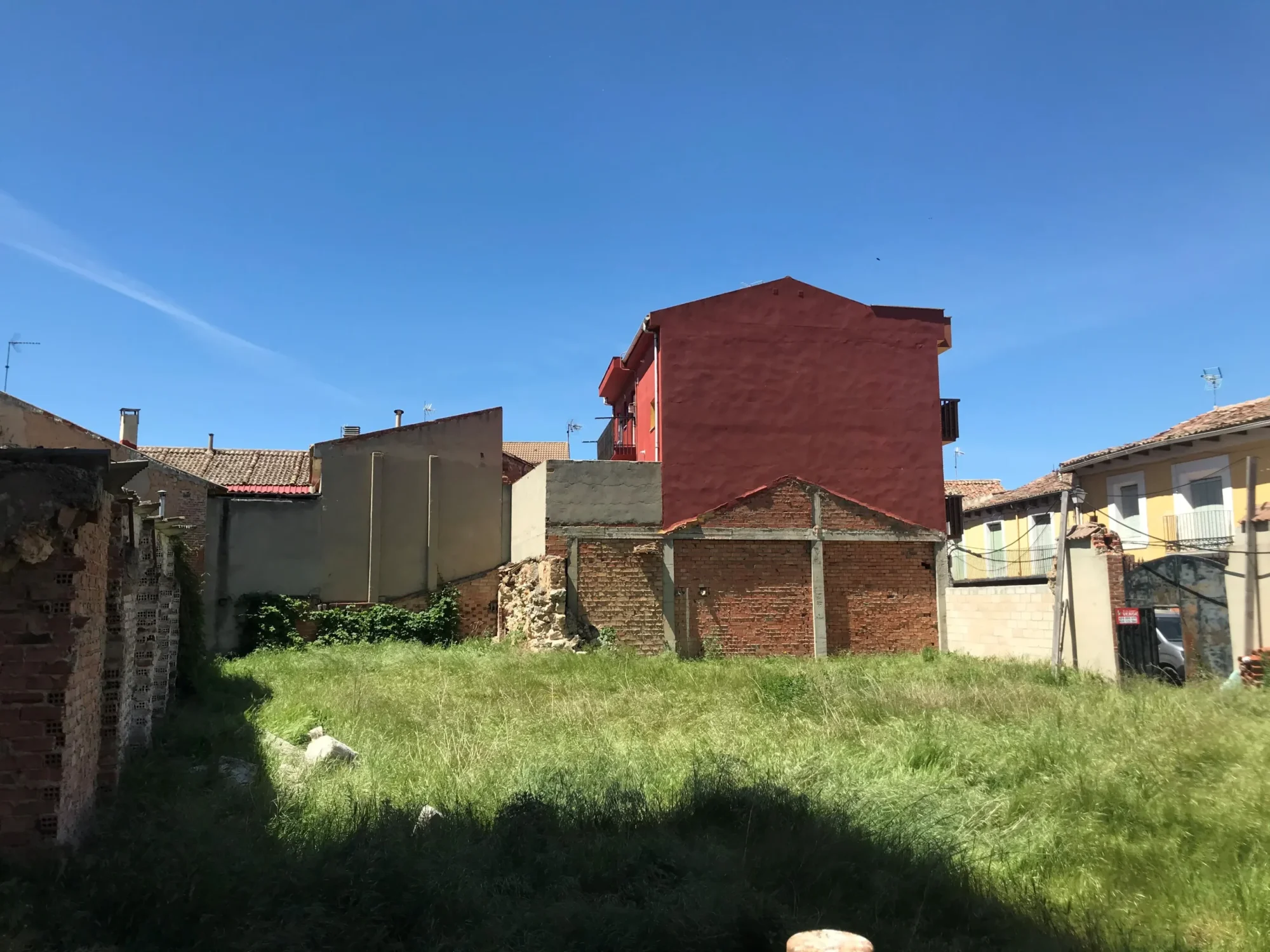 Urban plot with private cellar