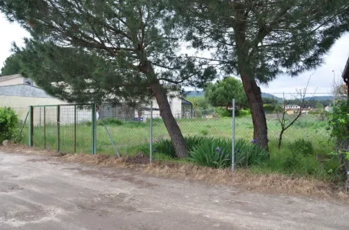 Fenced 900 m² residential plot