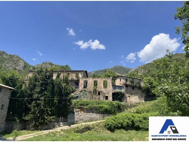 Nave industrial en ruinas con gran parcela