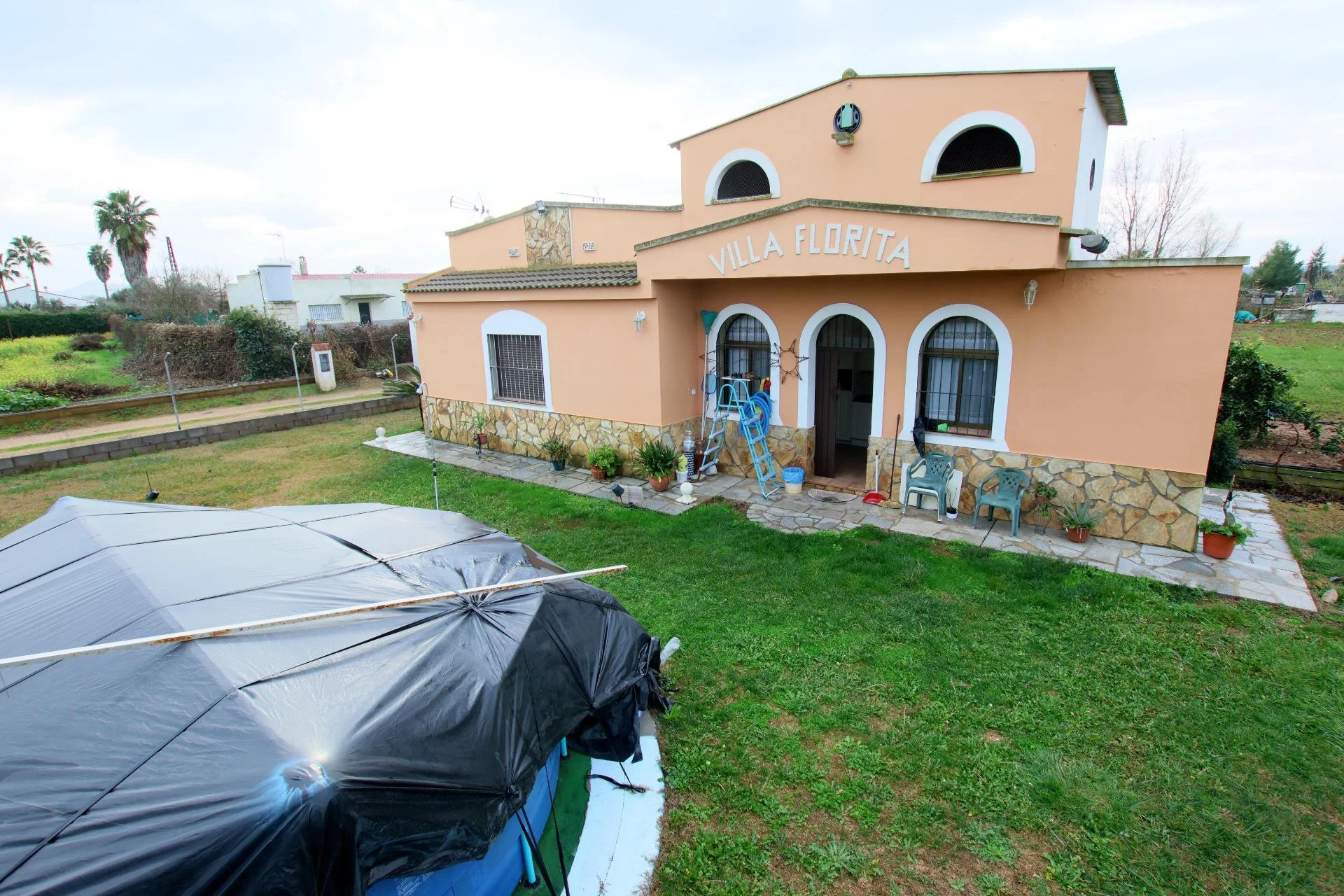 Casita and large plot near Montijo