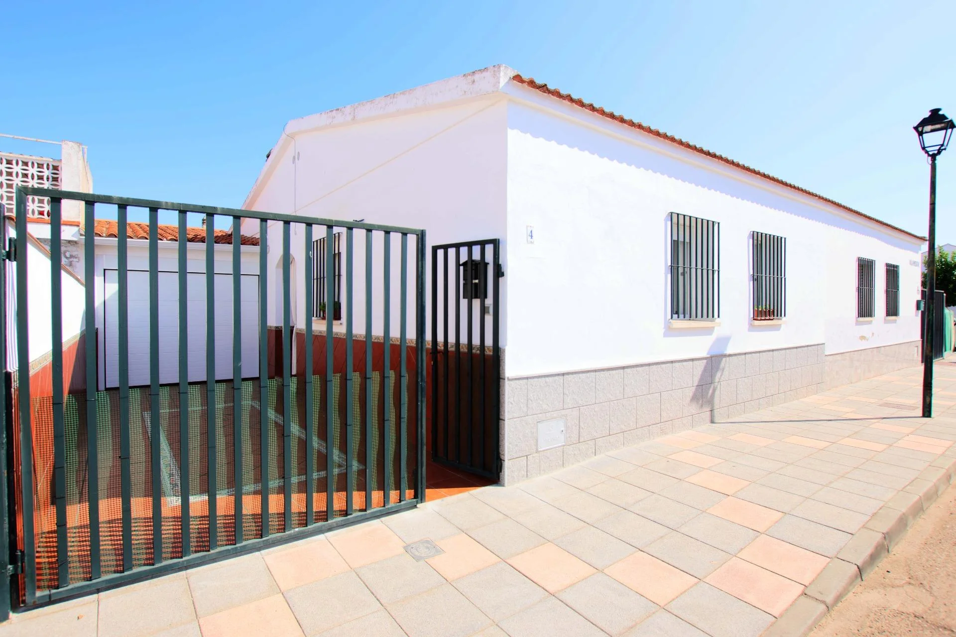 Bright four-bedroom house with garage