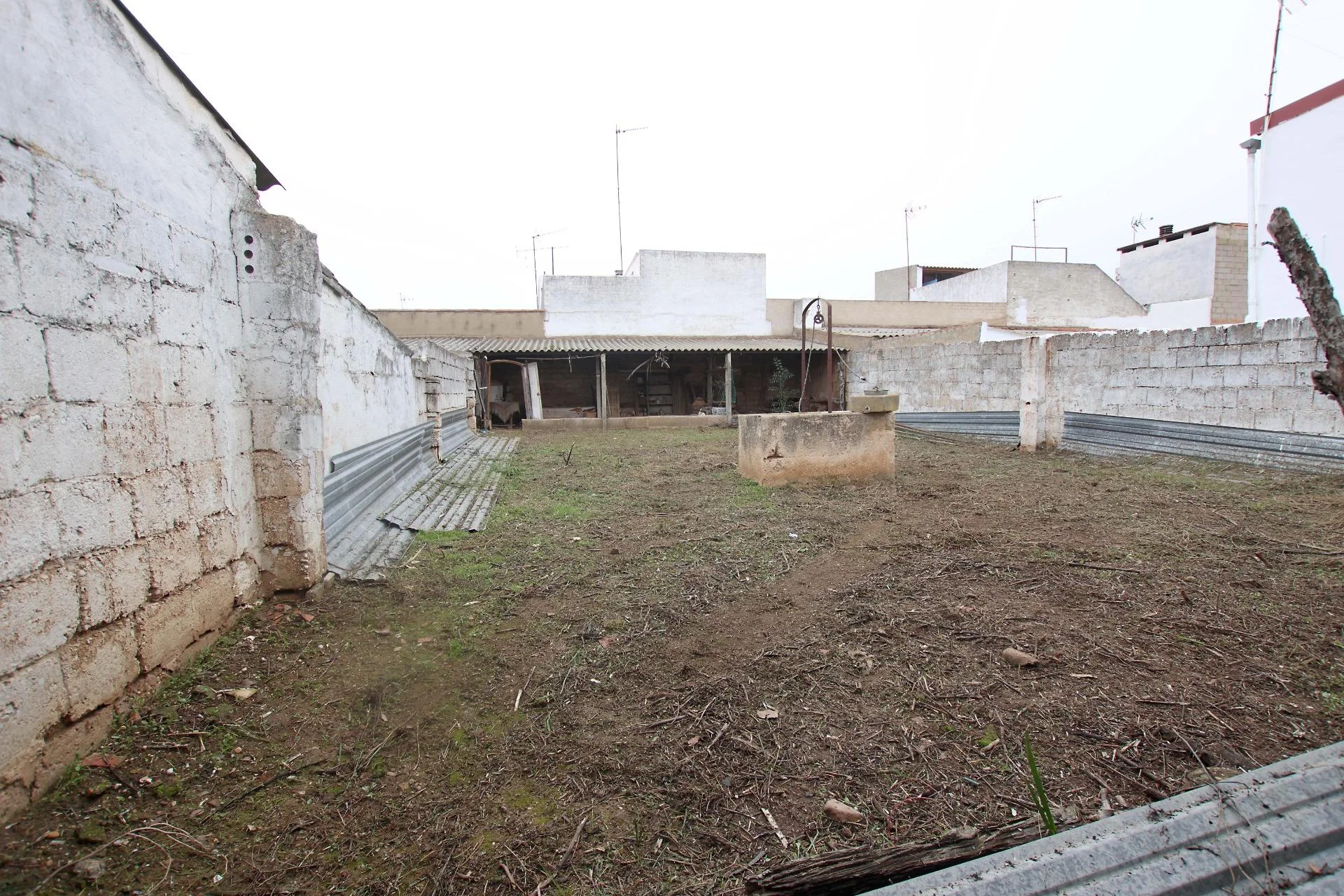 Transit-zone Montijo plot with warehouse