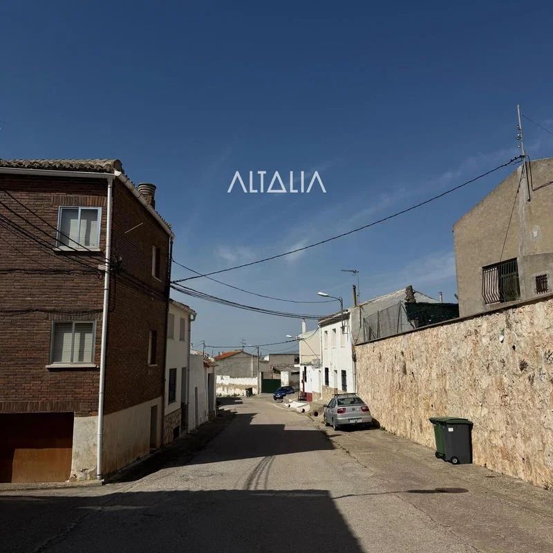 Two-floor three-bedroom house in Torrejoncillo