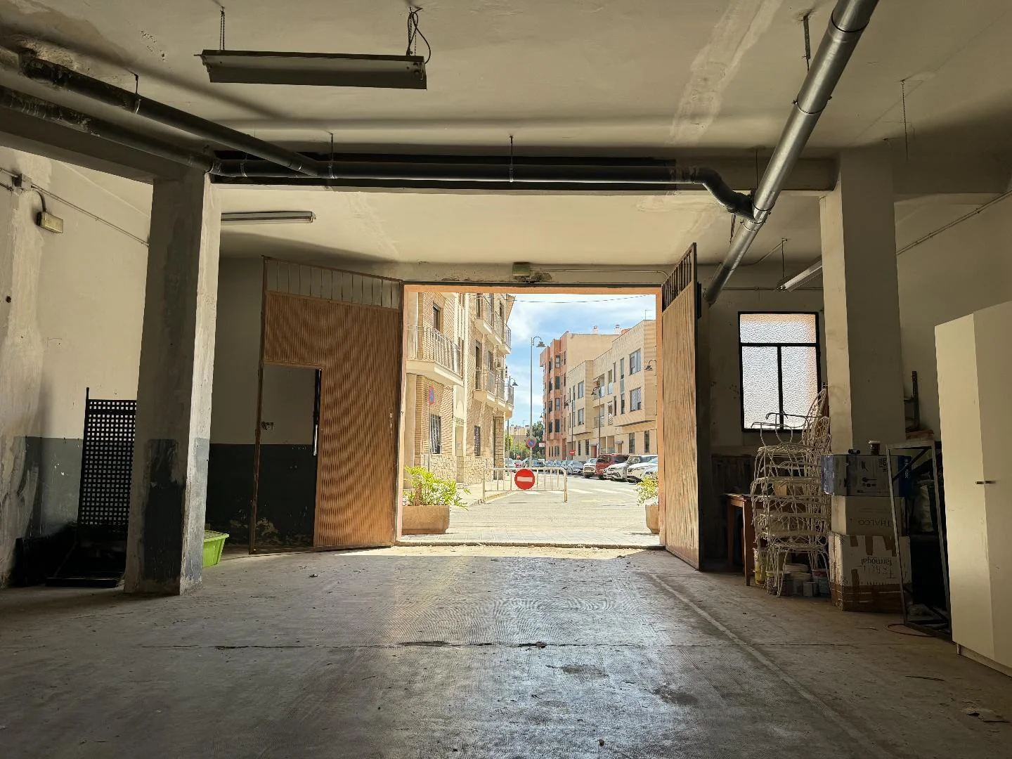 Street-front Meliana premises, 382 m²