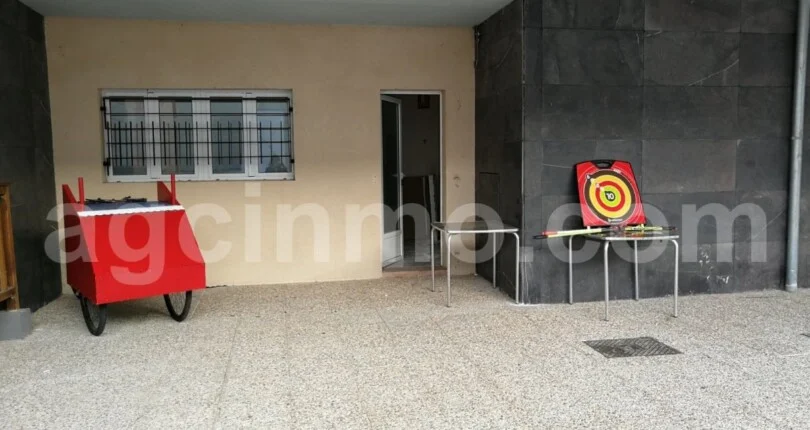 Bank-owned commercial unit, 288 m²