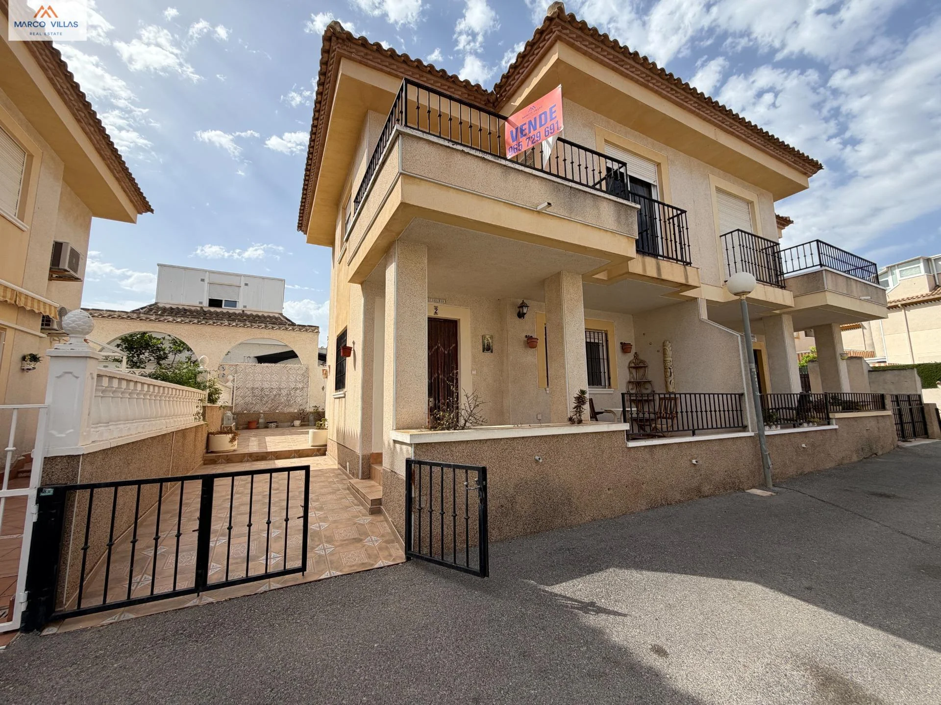 Corner townhouse with communal pool