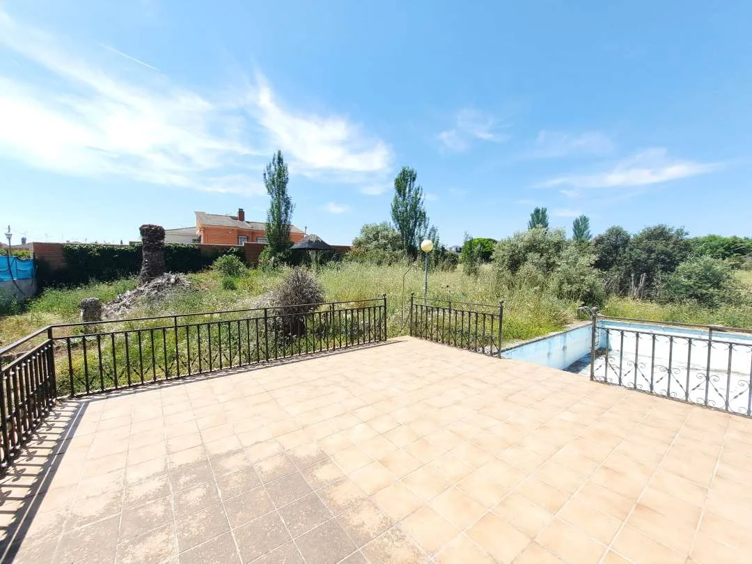 Urban plot with pool in Escalona