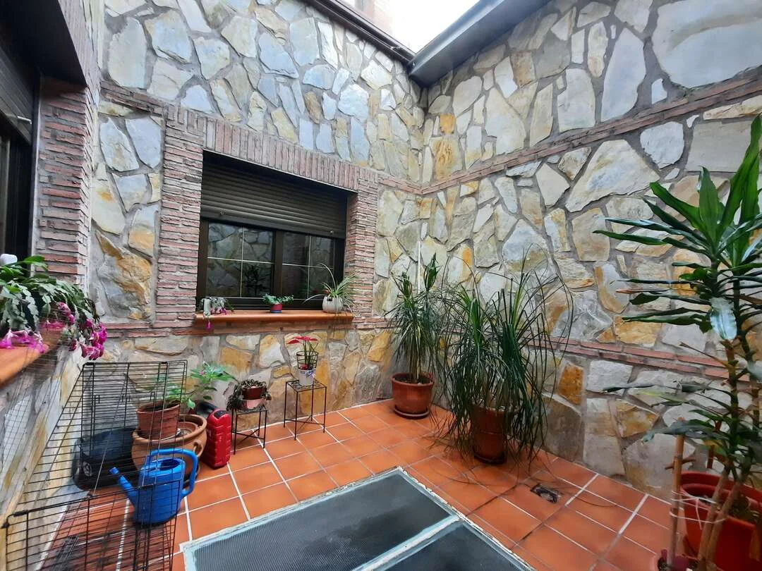 Spacious Almorox flat, four-bedroom potential
