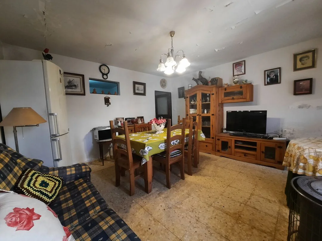 Casa de pueblo de dos plantas y cinco habitaciones