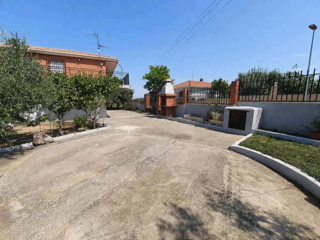 Independent two-unit chalet in Escalona