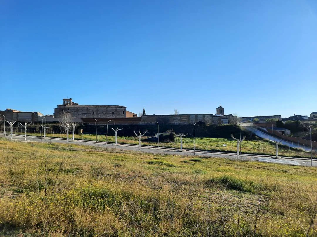 Large serviced plot in Escalona