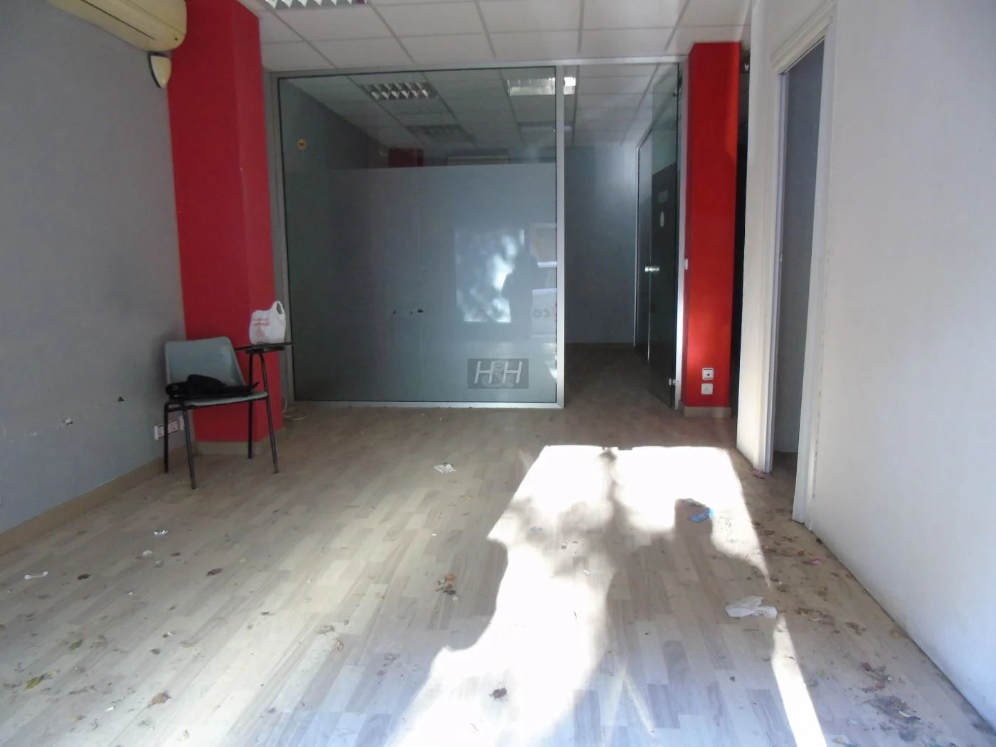 Commercial unit near universities, three offices