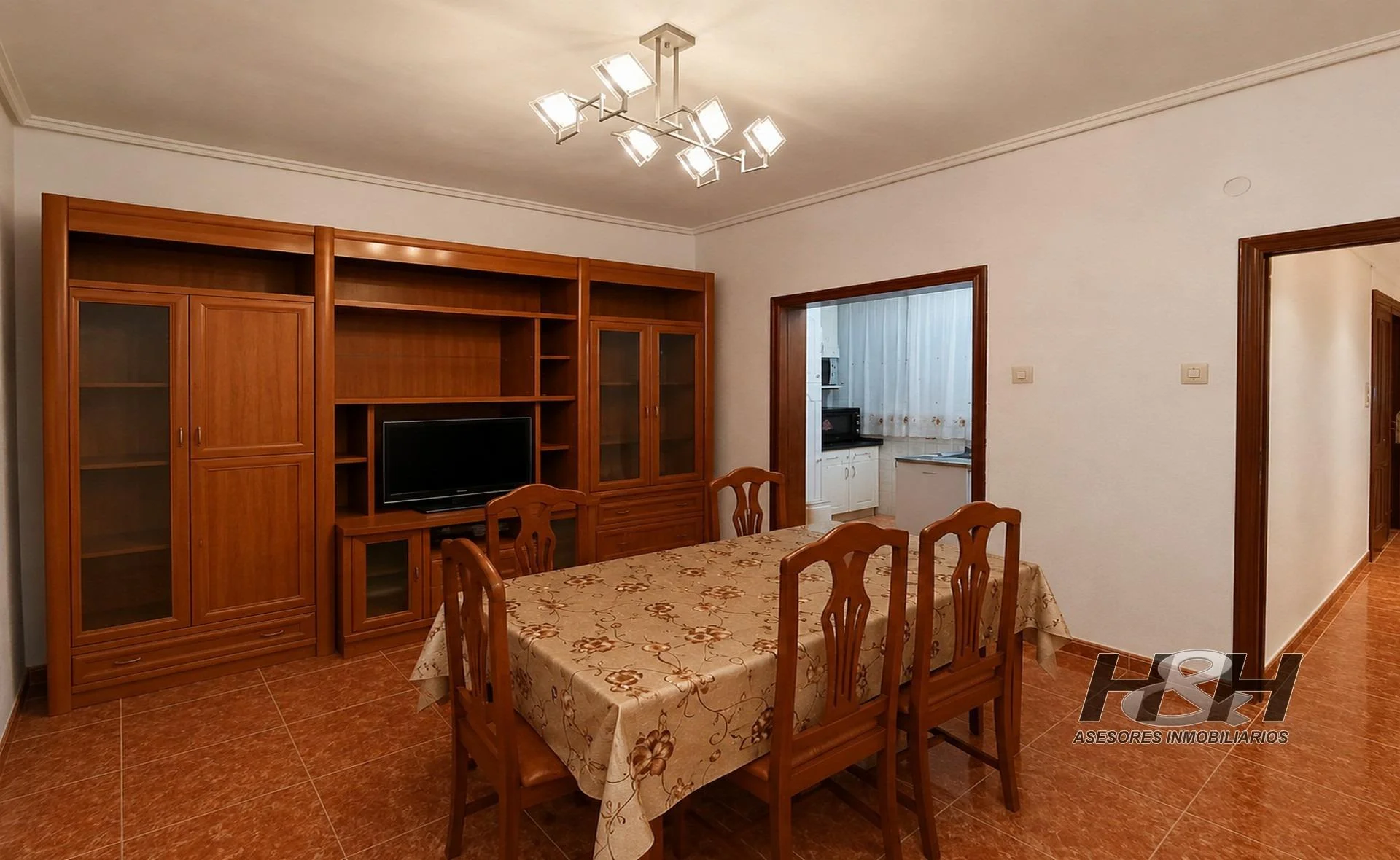 Bright three-bedroom flat near campus