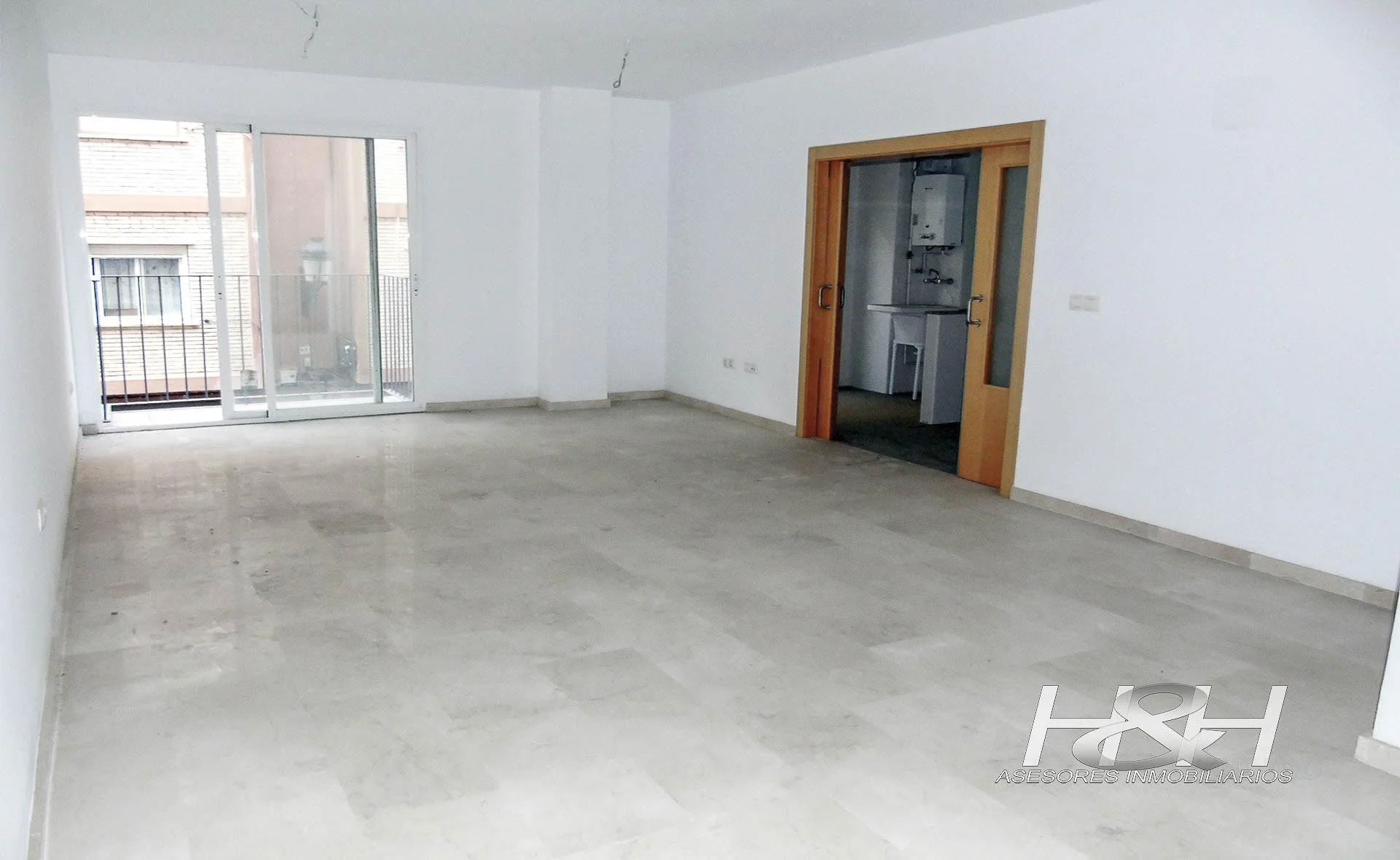 New Valencia flat near beach