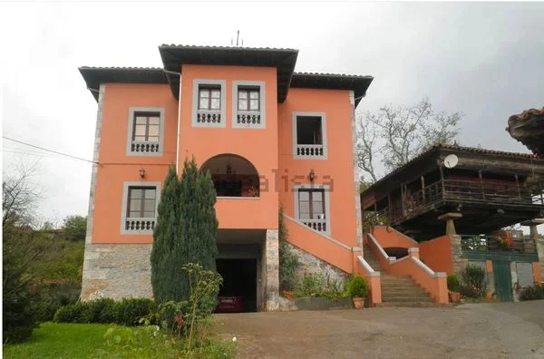 Nature-surrounded house with rural conversion potential