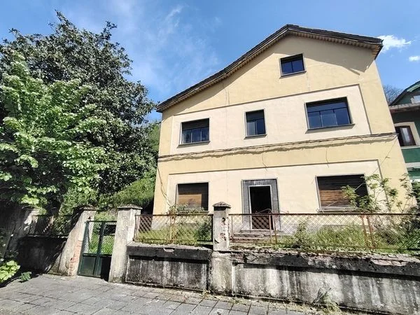 Three-floor building with hotel potential