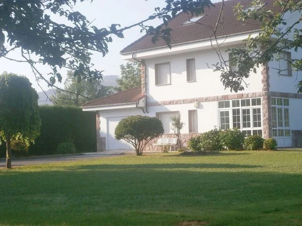 Chalet de siete dormitorios cerca de Rodiles