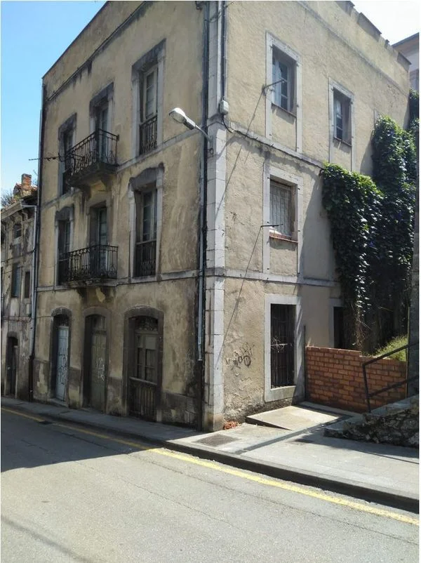 Central Pravia building with 12 units