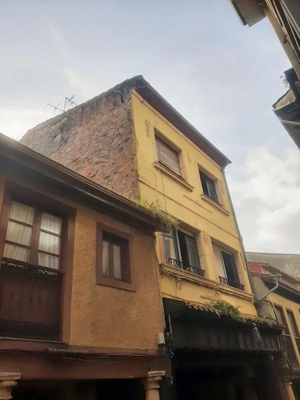 Mixed-use building in Sabugo, Avilés