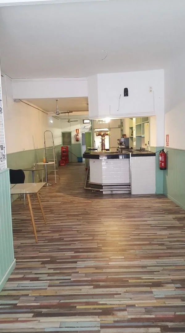Local hostelero a pie de calle en Gijón