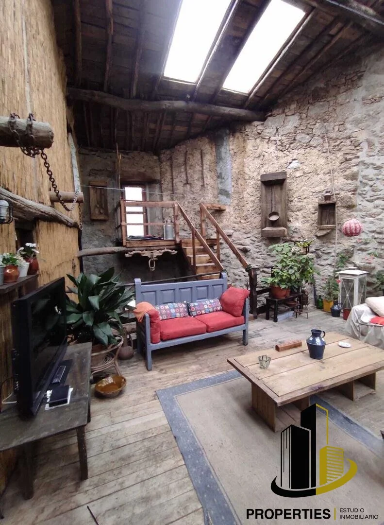 Casa reformada de tres plantas en Aldeacipreste