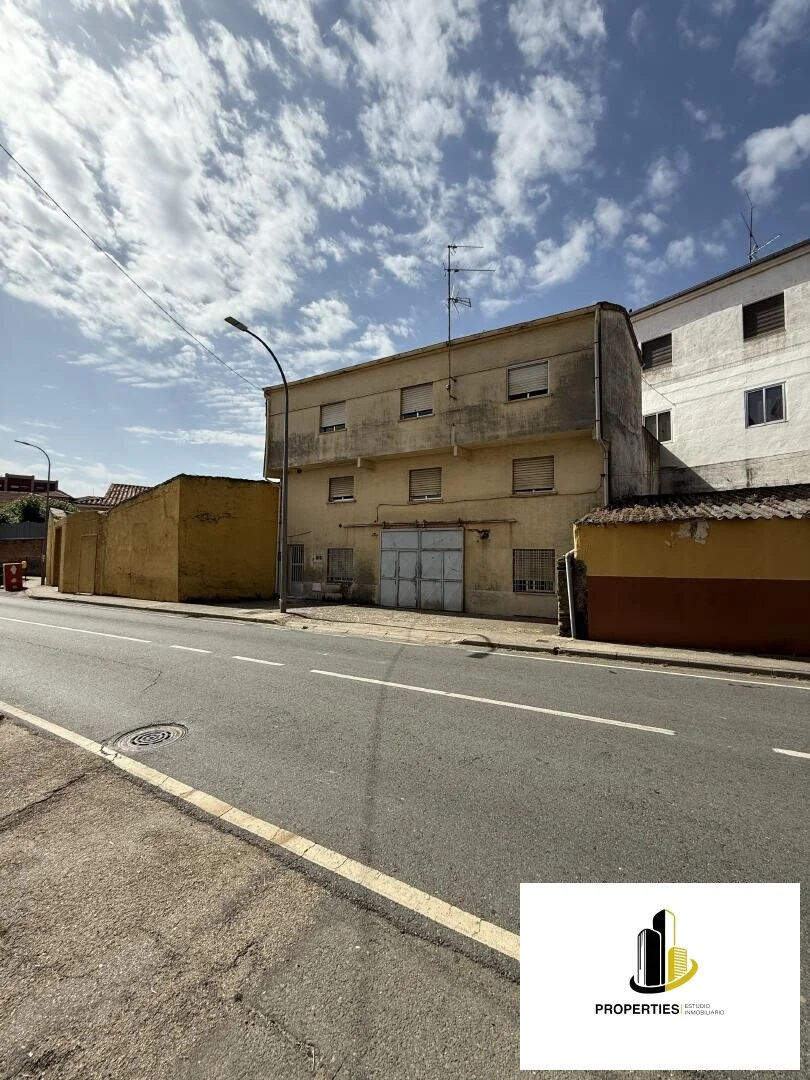 Three-storey Guijuelo house with patio