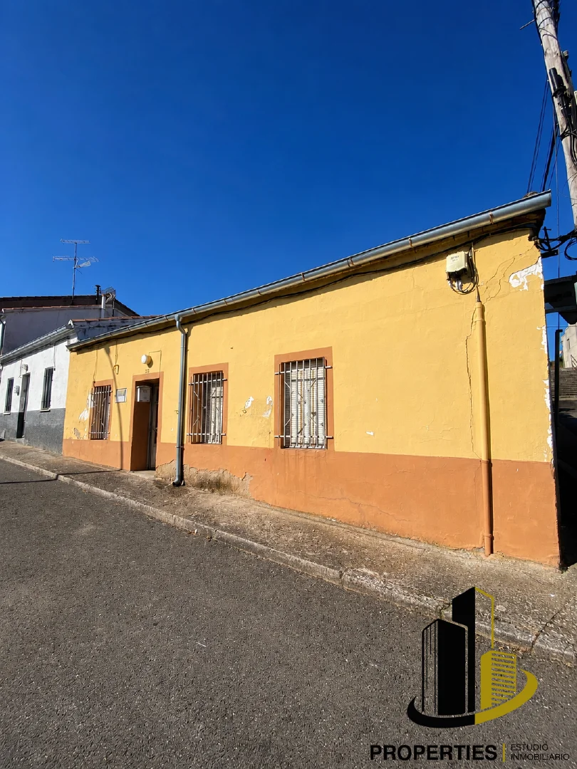 Reformable Guijuelo house with outbuildings