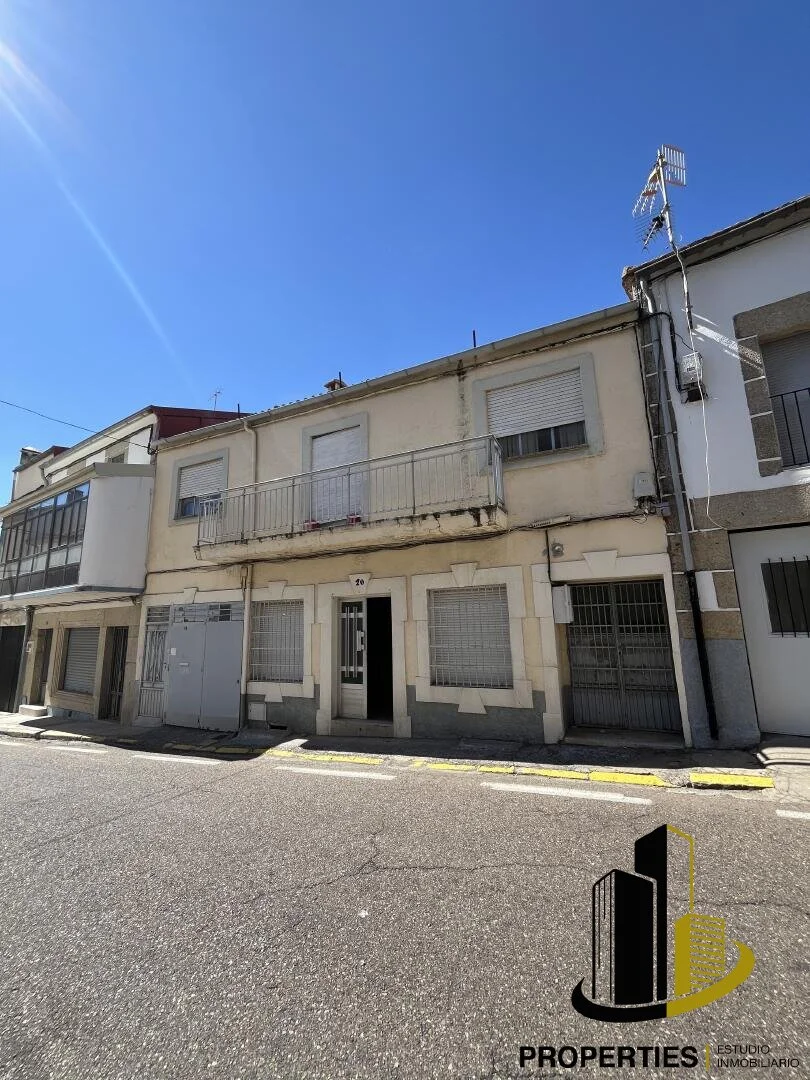 Casa céntrica en Ledrada con potencial de reforma