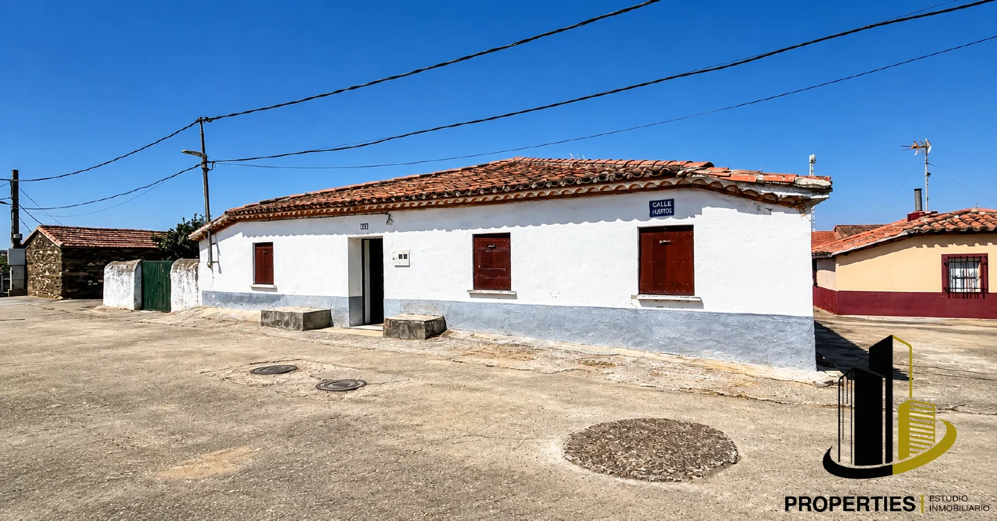 Casa de pueblo con patio y aparcamiento