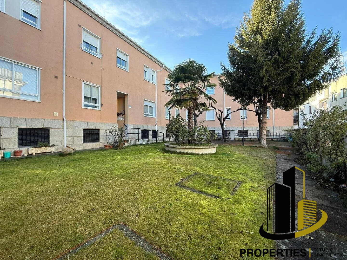 Alba de Tormes central three-bedroom flat