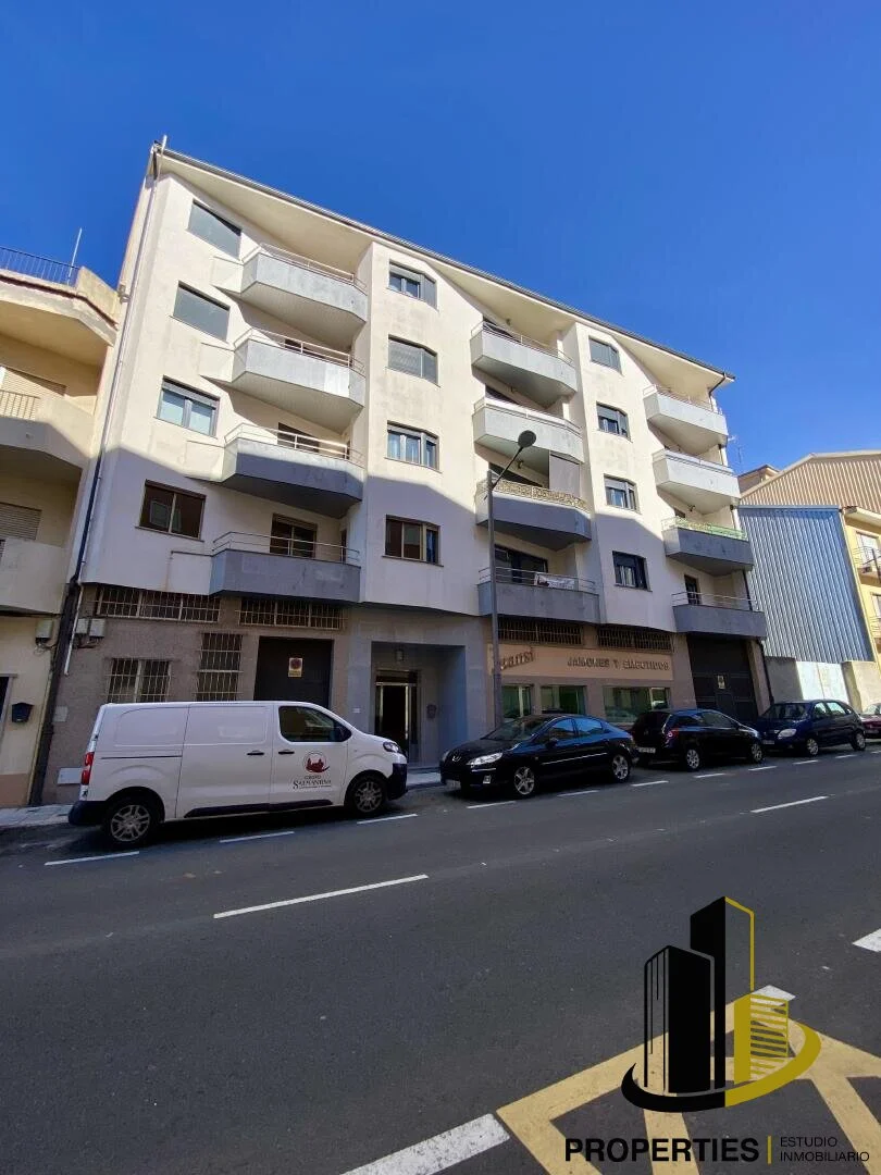 Large Guijuelo flat for renovation