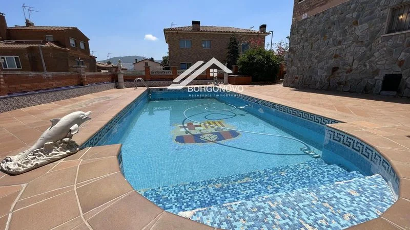 Five-bedroom house with private pool