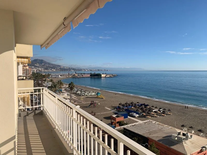 Beachfront Fuengirola flat with dual terraces