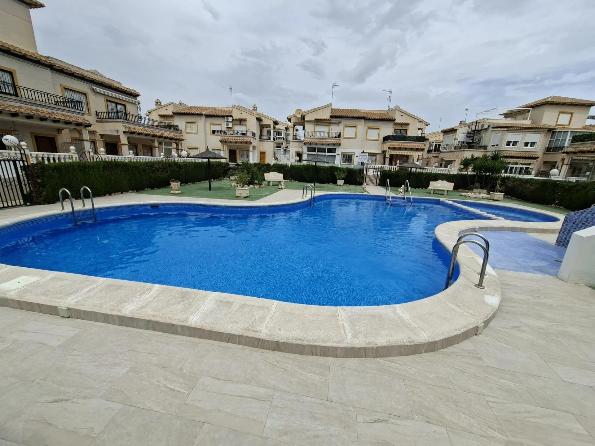 Bungalow reformado en La Zenia con piscina