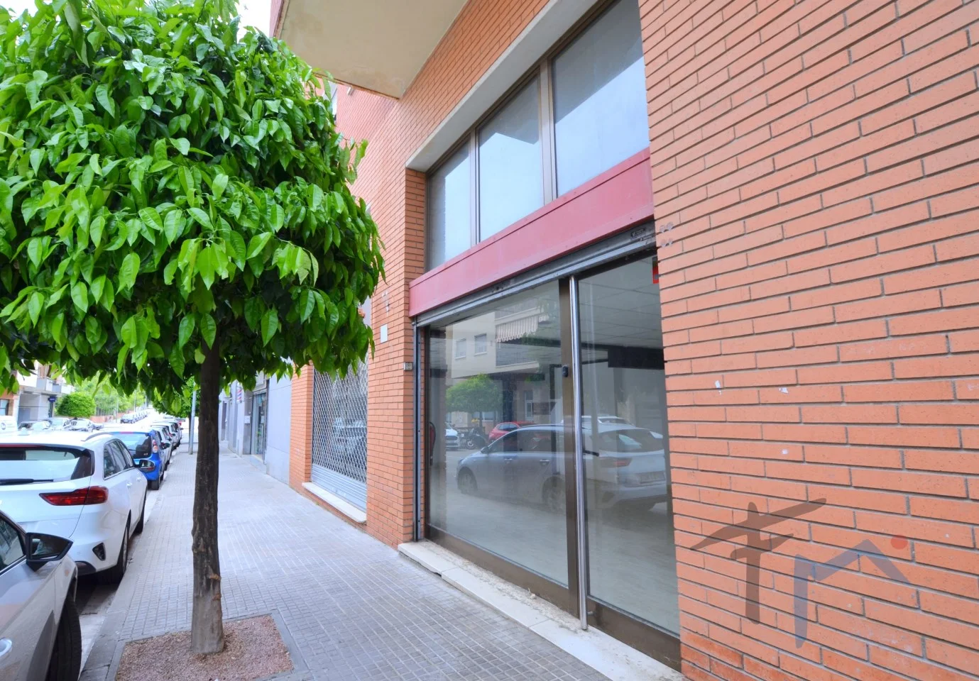 Visible commercial premises with mezzanine