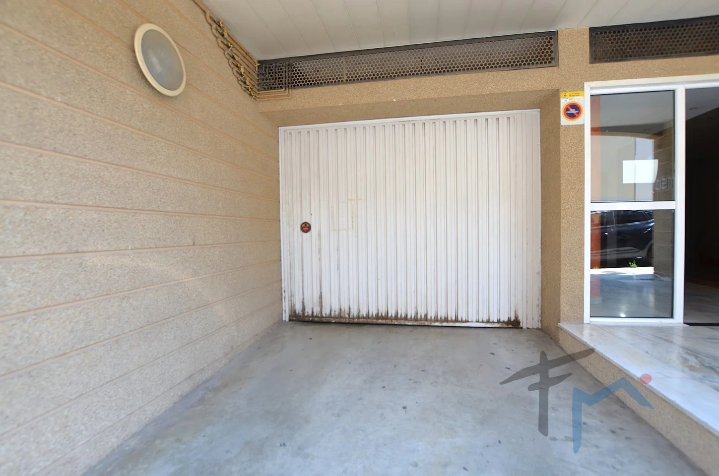 Central parking with storage room