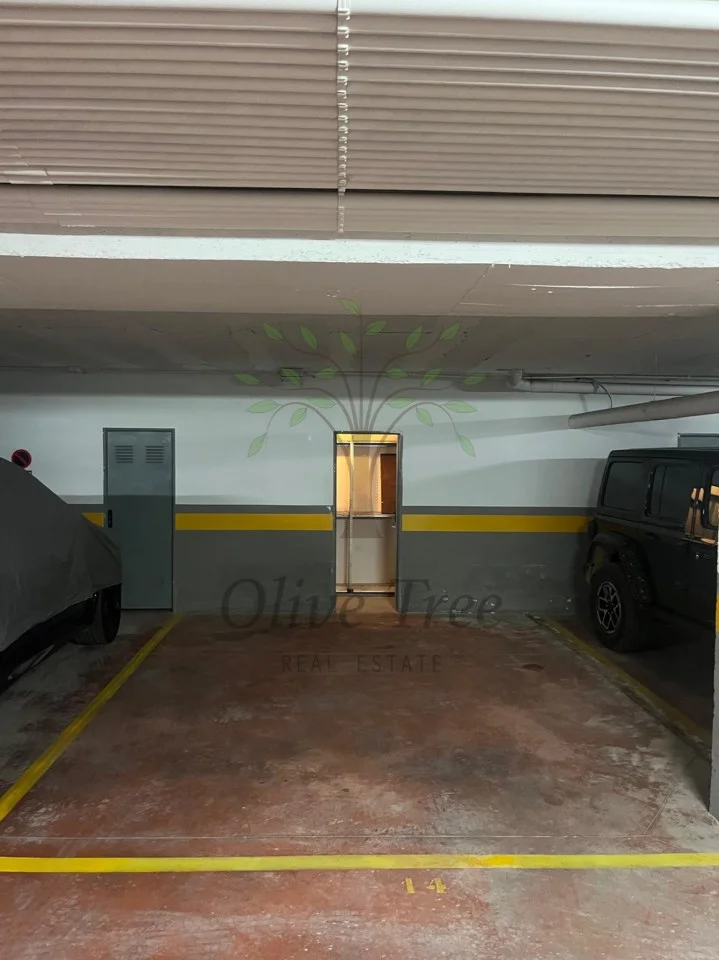 Amplia plaza de parking con trasteros