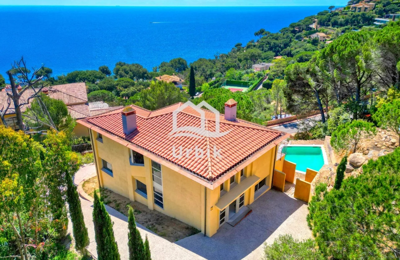 Casa renovada con vistas al mar, 4 dormitorios