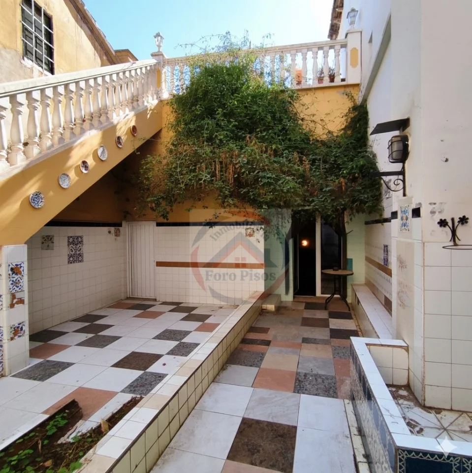 Five-bedroom old-town house with garden