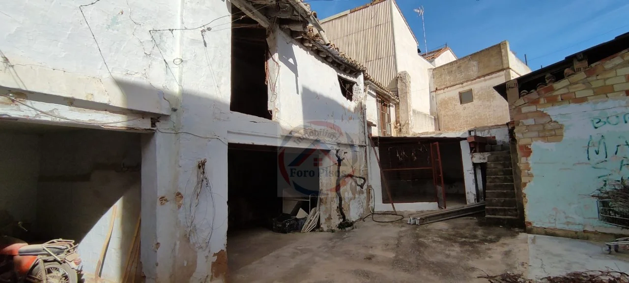 Central Chiva house, 426 m² rebuild