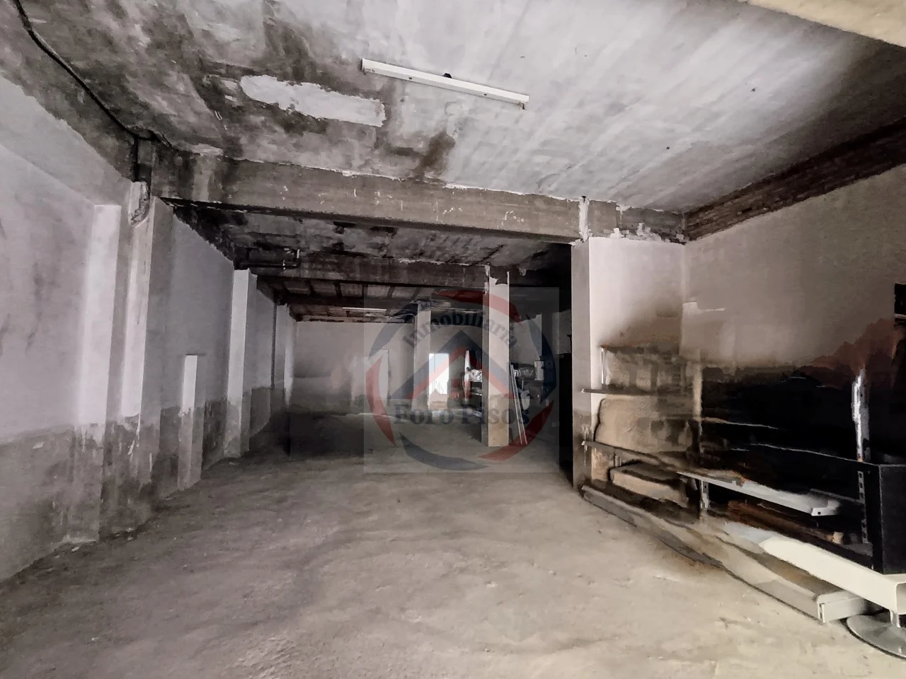 Spacious commercial unit with vehicle access